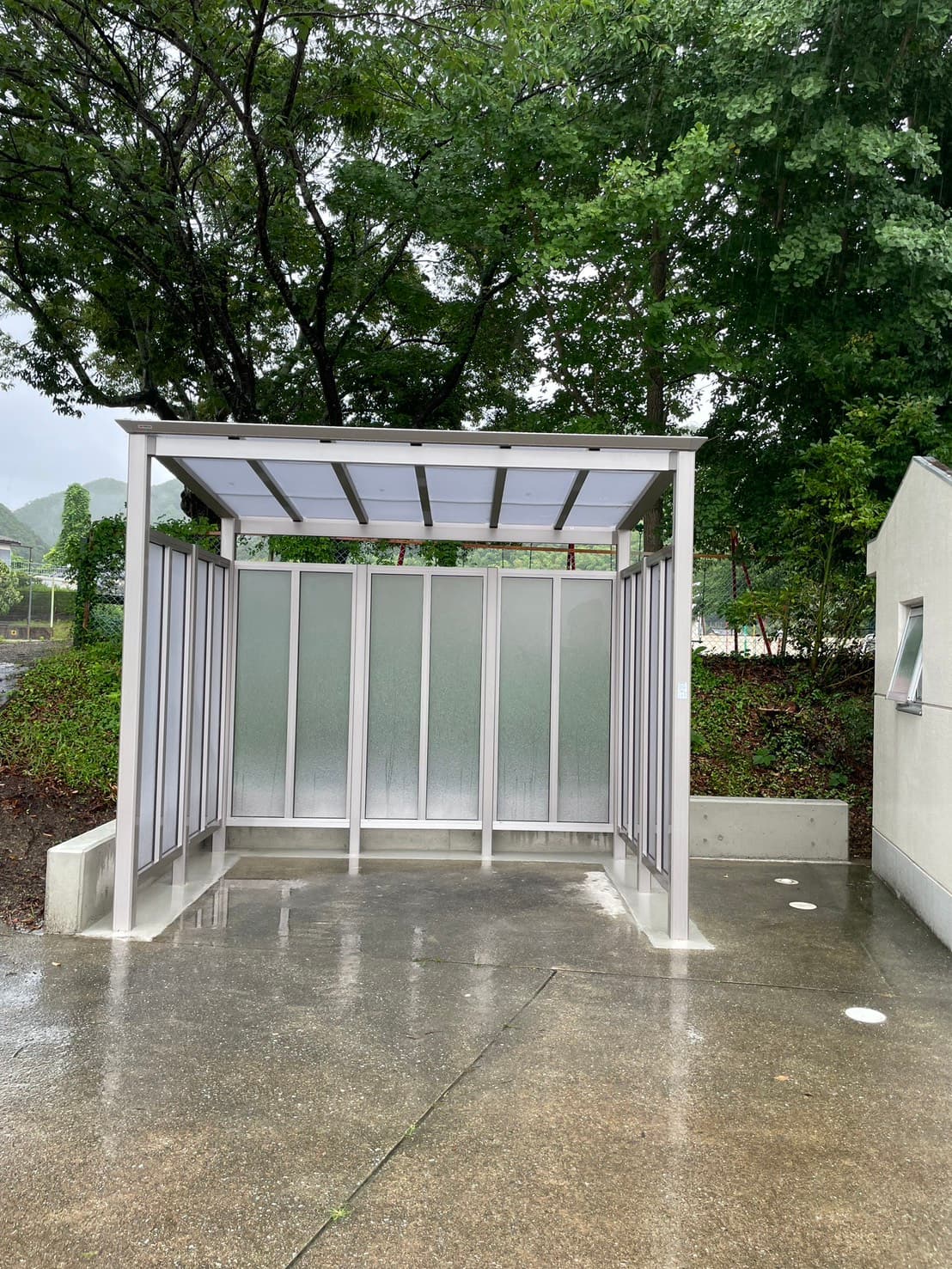 【施工事例】雨の日も快適!スタイリッシュなバス停留所(待合スペース)を設置しました