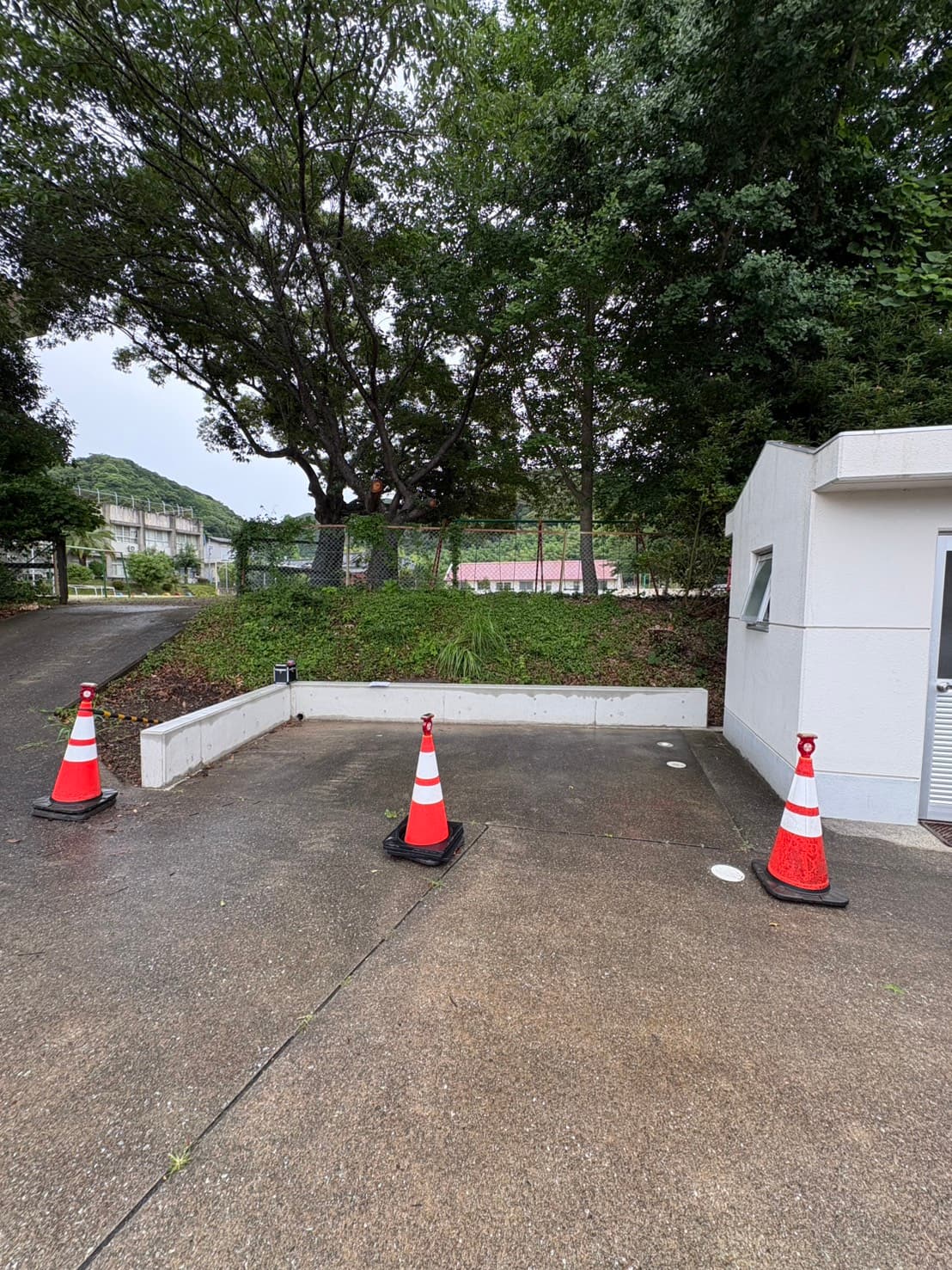 【施工事例】雨の日も快適!スタイリッシュなバス停留所(待合スペース)を設置しました - 画像 2